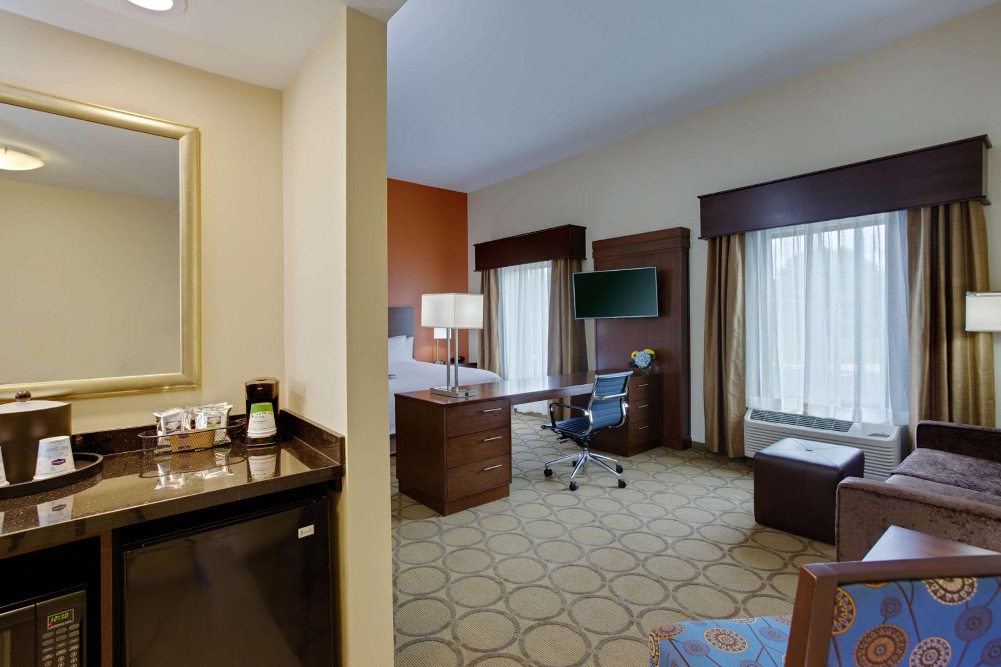 Hampton Inn & Suites Philadelphia/Bensalem Exterior photo