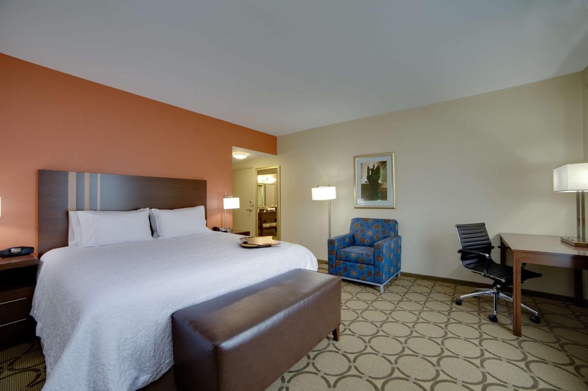 Hampton Inn & Suites Philadelphia/Bensalem Exterior photo