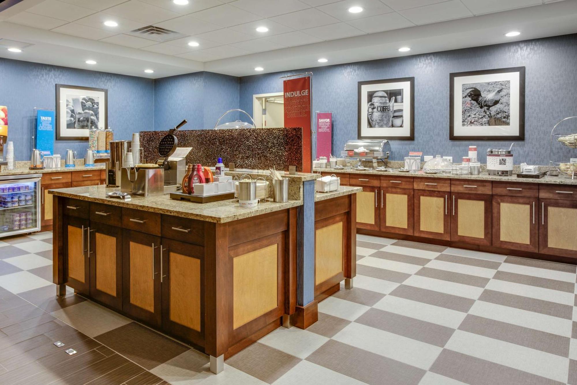 Hampton Inn & Suites Philadelphia/Bensalem Exterior photo